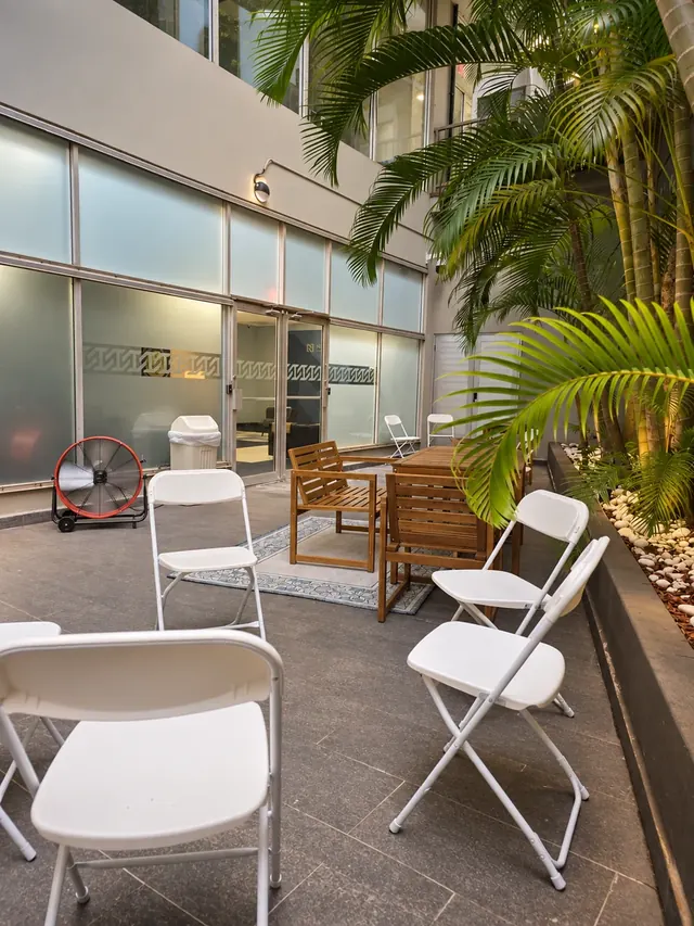 Patio privado junto al salón de conferencias de Roadtrip